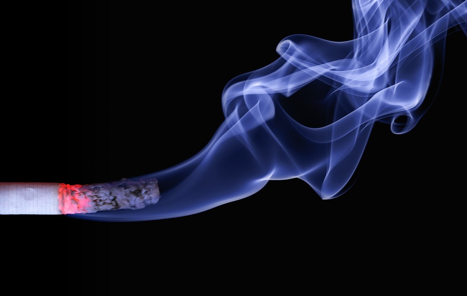 Czy uraz w czasie “przerwy na papierosa” będzie wypadkiem przy pracy